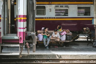 Bangkok, Tayland - 16 Ekim 2018: Bangkok, Tayland Bangkok demiryolu Station(Hua Lamphong) bir tren bekleyen tanımlanamayan yolcu.