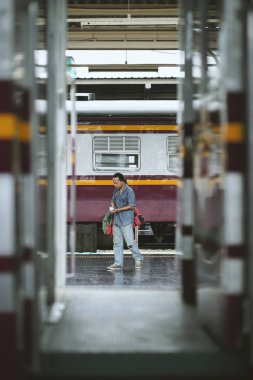 Bangkok, Tayland - 16 Ekim 2018: Bangkok, Tayland Bangkok demiryolu Station(Hua Lamphong) bir tren bekleyen tanımlanamayan turist.