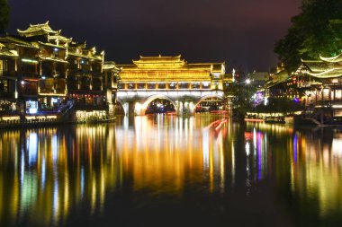 Fenghuang, Hunan, Çin - 05 Ekim 2017: Eski Town of Phoenix (Fenghuang antik kenti) gece. Fenghuang County, Hunan, Çin'de bulunan popüler turistik cazibe.
