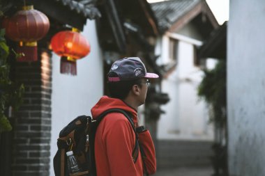 Lijiang, Yunnan, Çin - 09 Ekim 2017: Lijiang eski kasaba Yunnan, yürüyen kimliği belirsiz adam. Unesco Dünya Mirası kayıtlı ve Çin'deki bir ana turistik sitesidir.