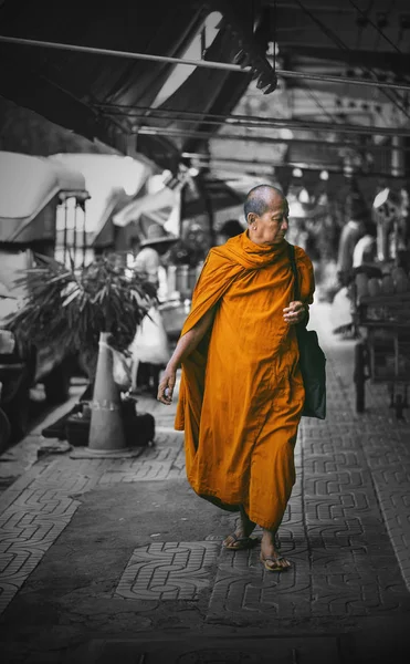 Bangkok Thailand October 2018 Unidentified Thai Monk Walking Tha Phra — Stock Photo, Image