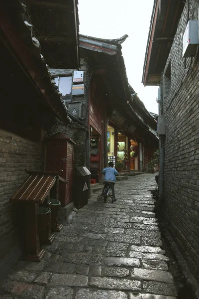 Lijiang Yunnan Kína 2017 Október Azonosítatlan Fiú Lovaglás Kerékpár Régi — Stock Fotó
