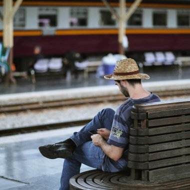 Bangkok, Tayland - 16 Ekim 2018: Bangkok, Tayland Bangkok demiryolu Station(Hua Lamphong) bir tren bekleyen tanımlanamayan yolcu.