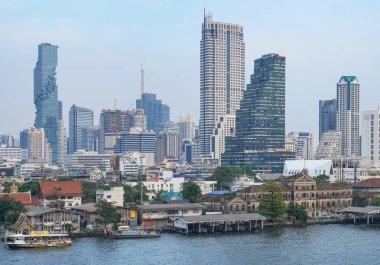 Bangkok, Tayland - 23 Aralık 2018: Görünüm binalar ve Chao Phraya Nehri Bangkok, Tayland.