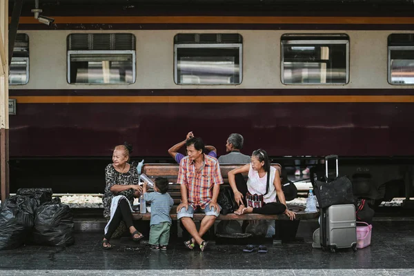 Bangkok Thaïlande Octobre 2018 Passagers Non Identifiés Attendant Train Gare — Photo