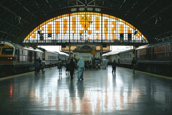 Bangkok Thailand October 2018 Unidentified Passengers Waiting Train Bangkok Railway — Stock Photo, Image