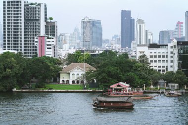 Bangkok, Tayland - 23 Aralık 2018: Görünüm binalar ve Chao Phraya Nehri Bangkok, Tayland.