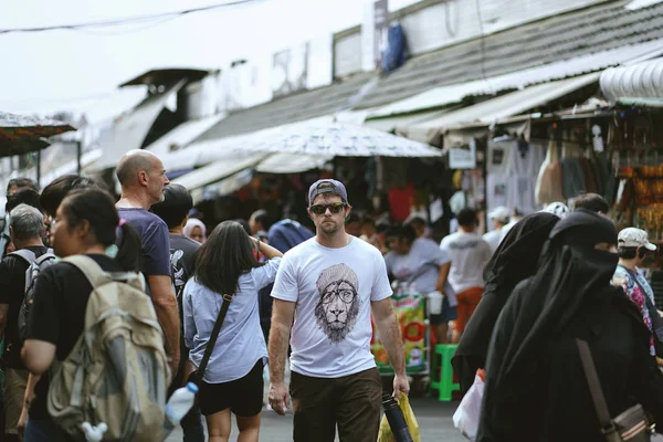 チャトゥ チャック バンコク 2018 バンコクのチャト チャック ウィーク エンド マーケットに歩いて正体不明の人 — ストック写真