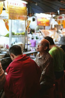 Chinatown, Bangkok, Tayland - 14 Ekim, 2018: kimliği belirsiz kişi yemek yiyecek Çince vejetaryen yemek festivali Tarih Yaowarat Road(Chinatown) Bangkok, Tayland.