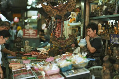 Bangkok, Tayland - 15 Ekim 2018: Hediyelik eşya dükkanı Tha Phrachan muska Pazar Bangkok, Tayland, Budist heykel resimler.