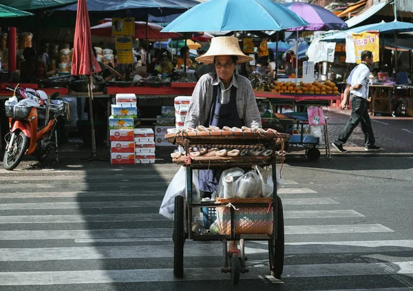 Chinatown Bangkok Tailandia Octubre 2018 Una Pescadera Identificada Cruza Carretera —  Fotos de Stock