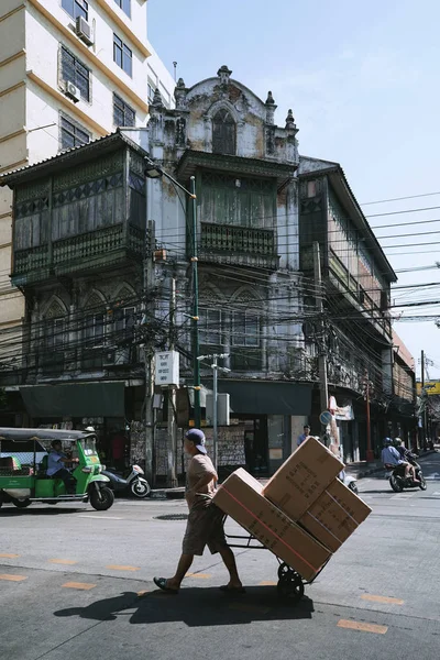 Bangkok Thailand December 2018 Unidentified Man Carrying Goods Cart Song — Stock Photo, Image