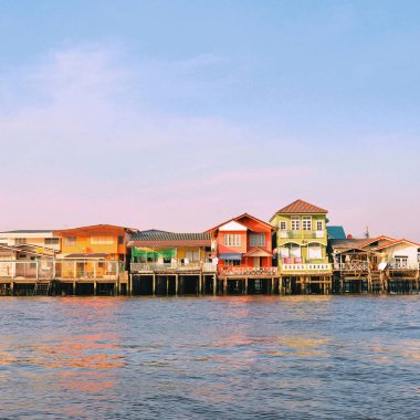 Tayland Bangkok Chao Phraya Nehri boyunca renkli evleri.