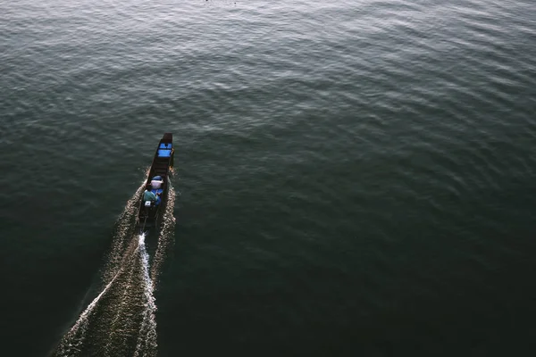 Tradizionale Barca Coda Lunga Vela Con Conducente Sul Fiume Sangkhlaburi — Foto Stock