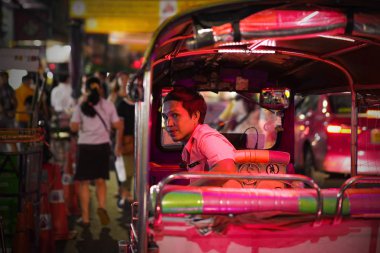 Bangkok, Tayland - 14 Ekim 2018: Tuk Tuk taxie Bangkok, Tayland için Çin şehrin Yaowarat yolda bekleyen turist vardır.