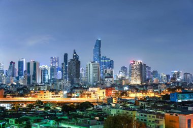 Bangkok, Tayland - 14 Ekim 2018: Cityscape binalar gece Bangkok, Tayland.      