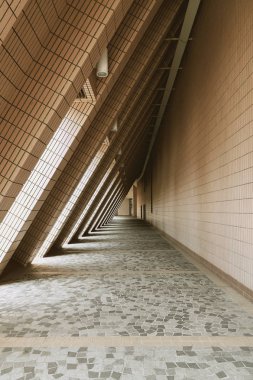 Tsim Sha Tsui, Hong Kong - 01 Nisan 2018: Işık ve Tsim Sha Tsui Hong Kong Kültür Merkezi'nde gölgesi.