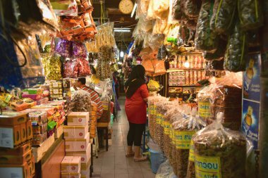 : Songkhla, Thailand - 04 Mart 2016: Hat Yai,: Songkhla, Thailand pazarda Kim Yong, kaju fıstığı düzenlenmesi tanımlanamayan Hatıra Eşyası satıcı.