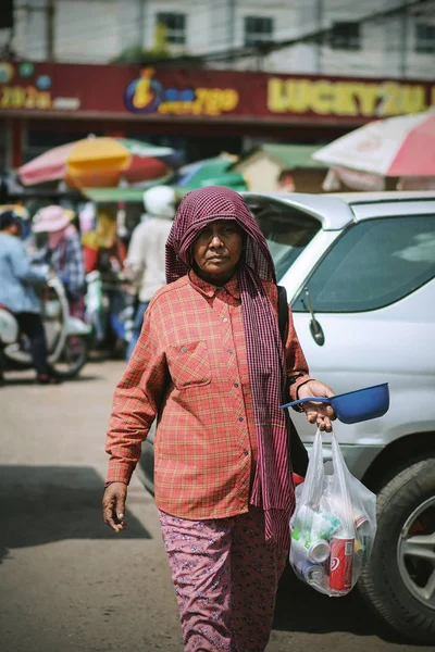 Poipet Cambdodia November 2018 Hemlös Kambodjanska Kvinna Går Nära Thai — Stockfoto