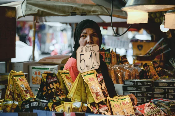 Songkhla Tailandia Enero 2018 Comerciante Identificado Vendiendo Castañas Mercado Kim —  Fotos de Stock