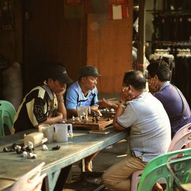 İnsanlar Rong Kluea pazarında satranç oynuyorlar