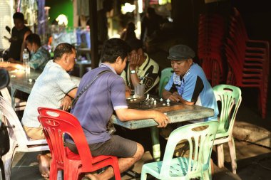 İnsanlar Rong Kluea pazarında satranç oynuyorlar