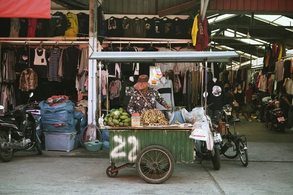Woman arranging fruits in Rong Kluea market — Stock Photo, Image