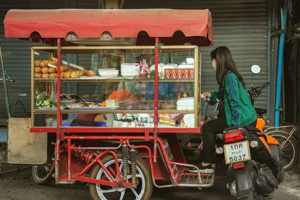 Streetfood (Brotbuttay) auf dem Rong Kluea Markt — Stockfoto