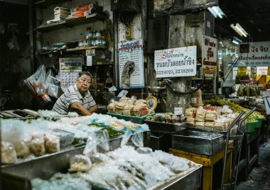 Yaşlı adam Bangkok yerel pazarda
