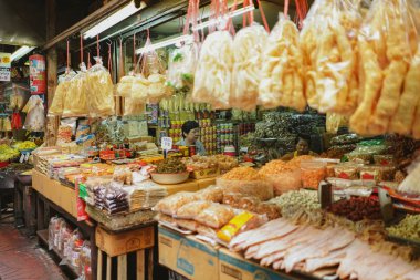 Kimliği belirsiz kadın yerel pazarda (Charoen Krung 16) Yaowarat