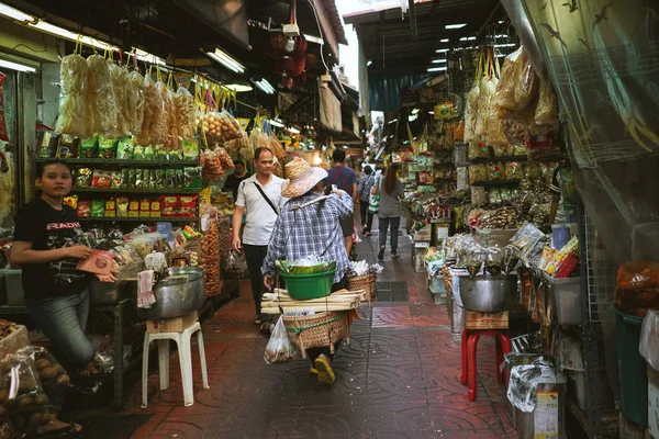 Pessoas andando no mercado local (Charoen Krung 16) de Yaowarat — Fotografia de Stock