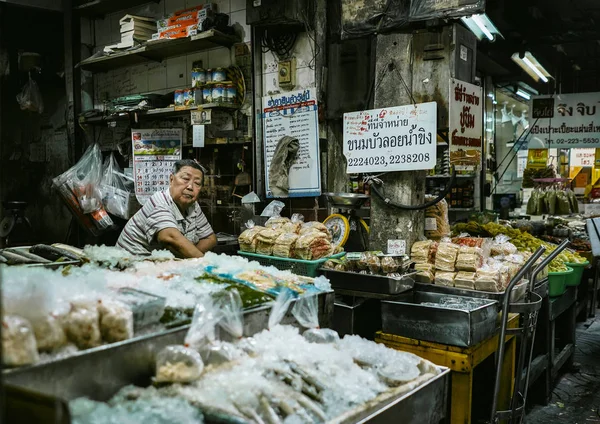 Velho no mercado local em Bangkok — Fotografia de Stock