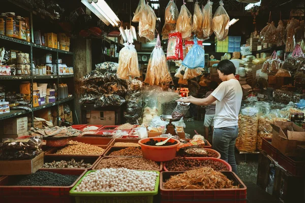 Mujer pesando balanzas alimentos frescos en el mercado local — Foto de Stock