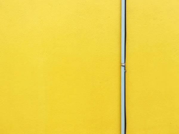 Tubería en la pared amarilla — Foto de Stock