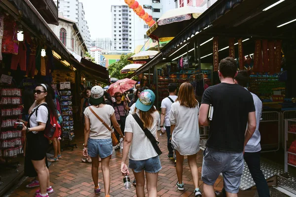 游客在新加坡牛车水 — 图库照片