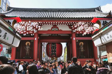 Sensoji tapınak Nakamise Dori, turist yürümek