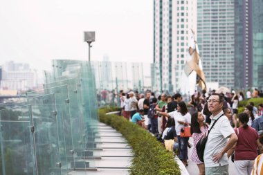 Binalar ve Chao Phraya Nehri manzaraya bakan kişiler