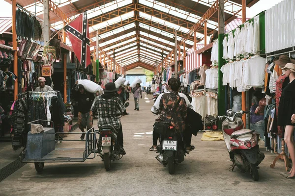 People in Rong Kluea market — Stock Photo, Image