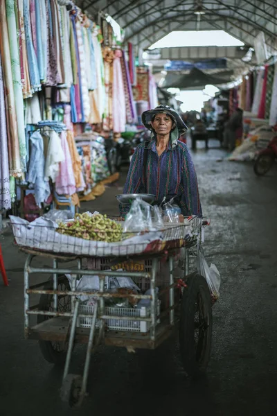 Mulher vendendo frutas no mercado Rong Kluea — Fotografia de Stock