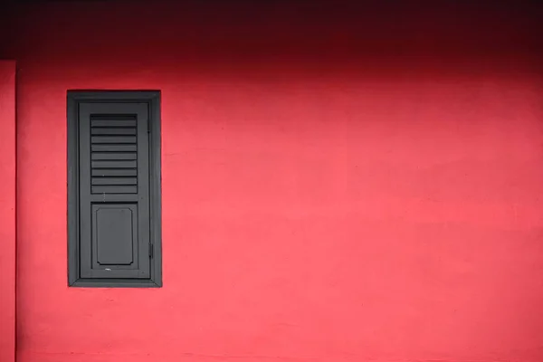 Janela de madeira na parede vermelha — Fotografia de Stock