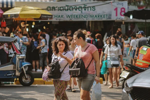 Spaziergänger auf dem Wochenendmarkt in Chatuchak — Stockfoto