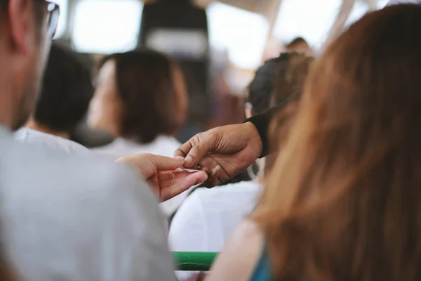 Nahaufnahme einer männlichen Hand erhält Fahrschein — Stockfoto