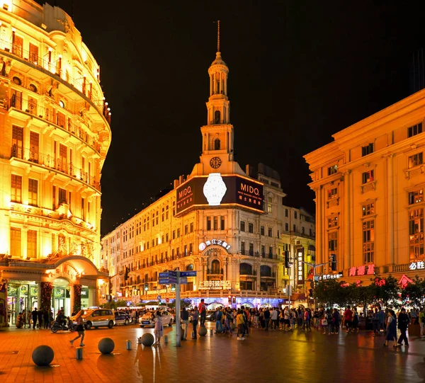 Ludzie chodzą na Nanjing Road — Zdjęcie stockowe