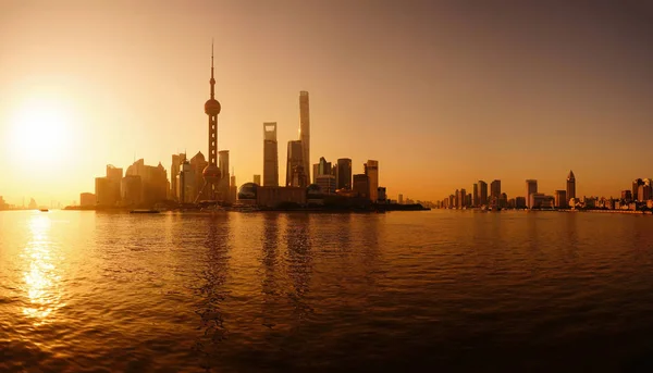 Shanghai skyline and Huangpu river — Stock Photo, Image