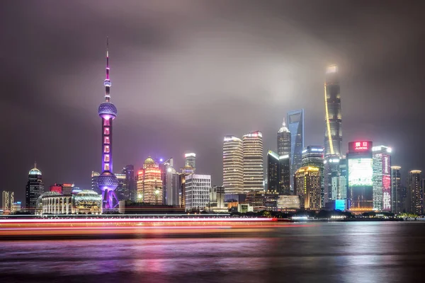 Cityscape of Shanghai and Huangpu river at night — Stock Photo, Image