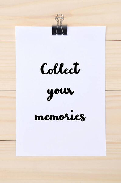 Соберите ваши воспоминания руки нарисованные буквы на белой бумаге с w
