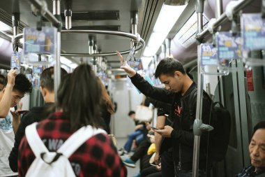 Şangay Metrosu ile seyahat eden yolcular