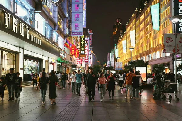 Pessoas andando na Nanjing Road à noite — Fotografia de Stock