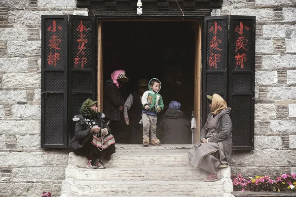 Les gens marchent dans l'épicerie locale à Yading — Photo