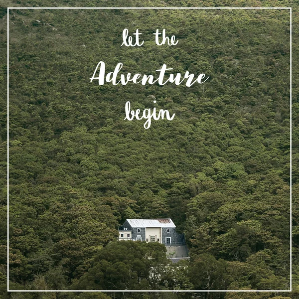 Deixe a aventura começar na vista da paisagem com uma casa — Fotografia de Stock